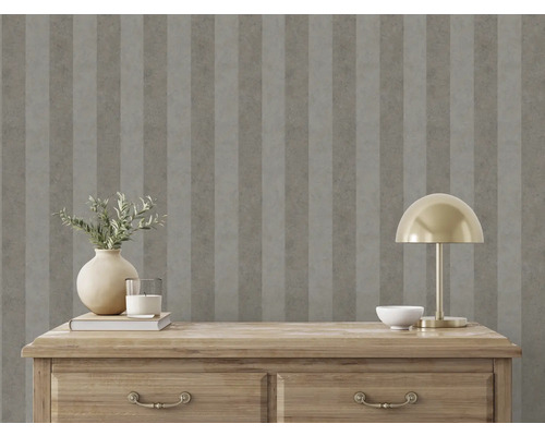 Tapetă decorativă cu model în dungi pe un perete de dormitor