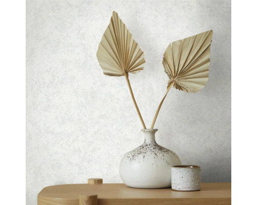 Prim-plan al unui tapet structurat alb cu vază și decorațiuni