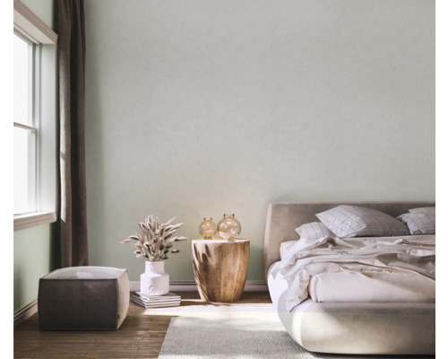 Dormitor luminos cu pat, noptieră, decorațiuni și lumină naturală