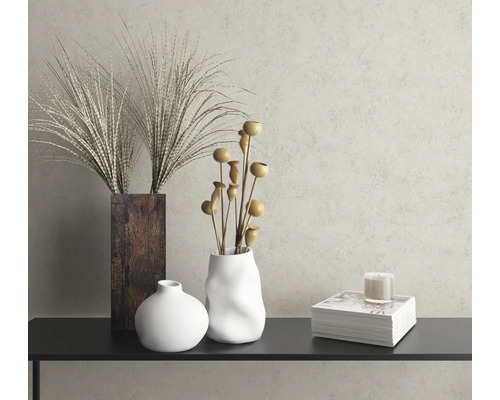 Natură statică decorativă cu vaze, plante și lumânare pe un raft