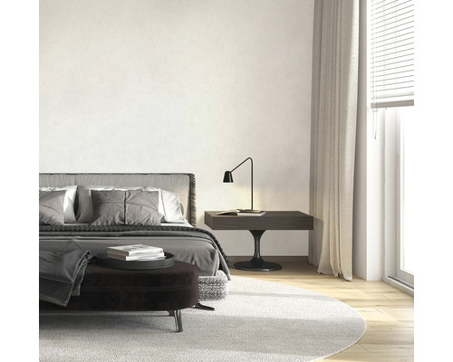 Dormitor luminos cu pat, noptieră și covor