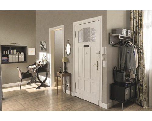 Zonă de intrare cu garderobă, birou și podea din lemn