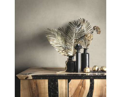 Frunze și bile decorative aurii în vaze negre pe o comodă din lemn și rășină epoxidică.