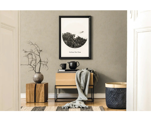 Mediu de locuit decorativ cu mobilier din lemn, covor și tablou de perete