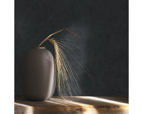 Vază decorativă cu spic de grâu pe o masă din lemn