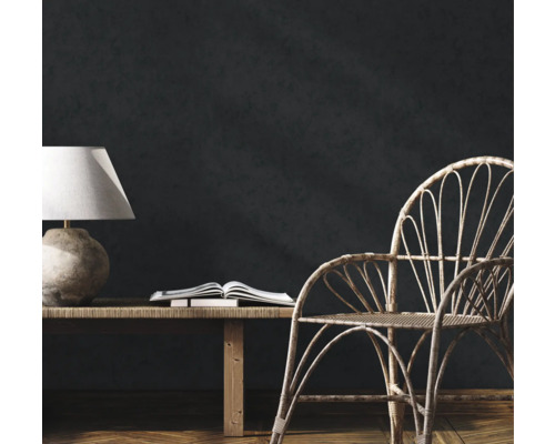 Interior de cameră cu lampă de masă, carte, bancă și scaun