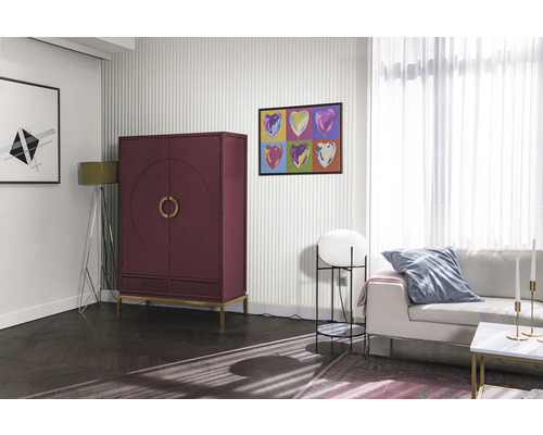 Cameră de zi cu dulap roșu, canapea și opere de artă pe perete