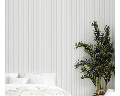 Dormitor luminos cu pat, plantă de interior și panouri de perete verticale