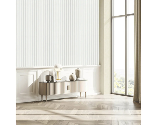 Living luminos cu tapet canelat, bufet, lampă și fereastră mare