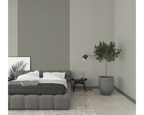 Dormitor cu pat, noptieră, lampadar și plantă de interior