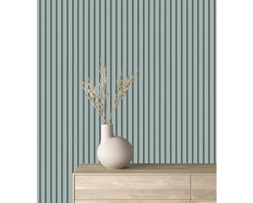 Panouri decorative de perete cu dungi verticale, vază și flori uscate pe comodă