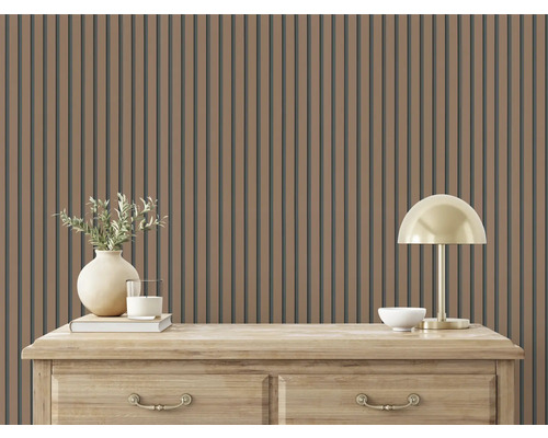 Panouri de perete din lemn în spatele comodei cu lampă și decorațiuni