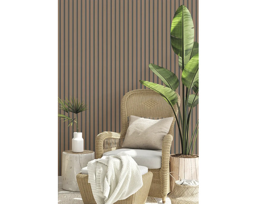 Scenă cu perete cu lamele, fotoliu din ratan, pernă, pătură și ghivece de flori