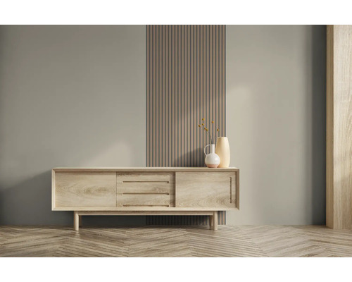 Sufragerie cu comodă din lemn, panouri de perete și podea de parchet