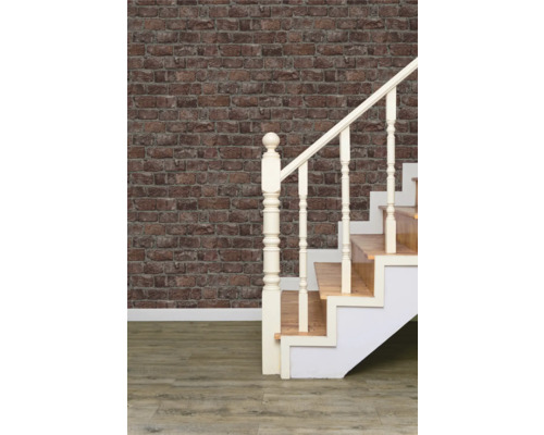 Prim-plan al unei scări în fața unui perete de cărămidă pentru renovare și design interior