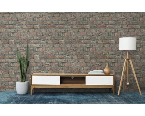 Cameră de zi cu dulap jos, lampadar și perete de cărămidă