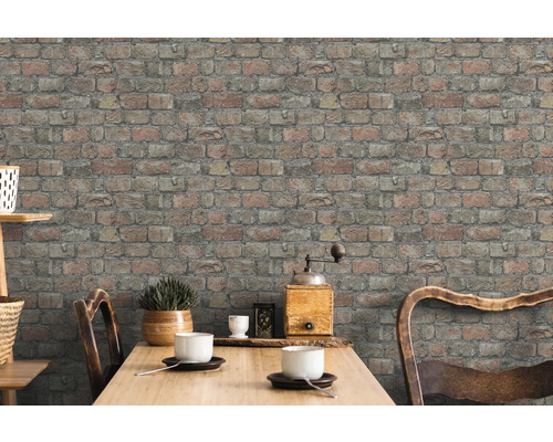 Decorarea pereților cu tapet din cărămidă în zona de luat masa.