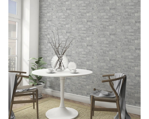 Cameră luminoasă cu tapet cu cărămizi, masă și scaune