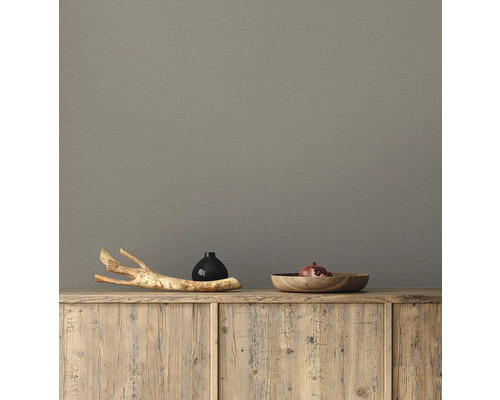 Tapet pe perete în camera de zi.