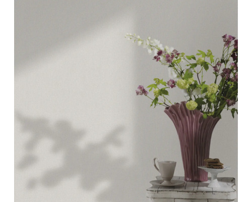 Natură moartă cu flori, vază, ceașcă și produse de patiserie pe o masă