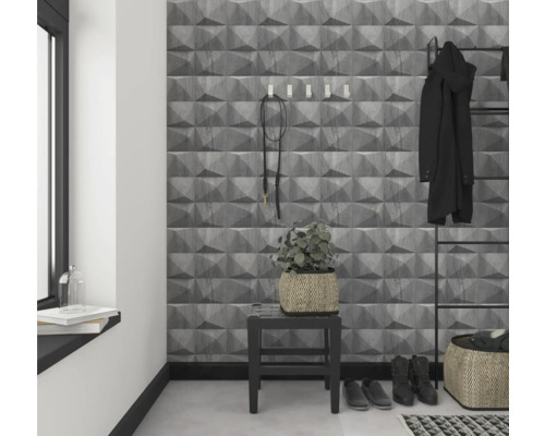 Zona de intrare cu tapet gri cu efect 3D, cuier și accesorii pentru o casă stilată.