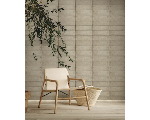 Cameră luminoasă cu placare decorativă pe perete, fotoliu și coș