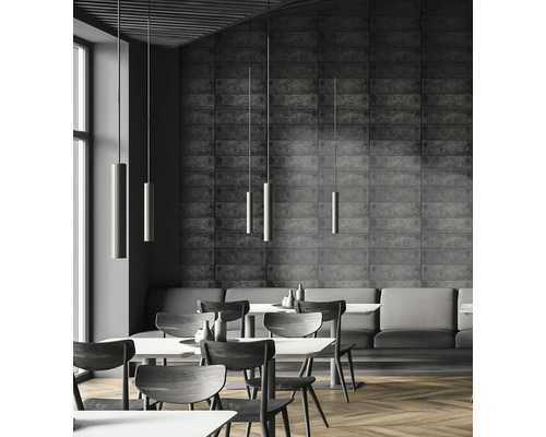 Interior de restaurant cu mese, scaune și iluminat