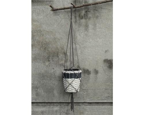 Suport suspendat pentru flori din material împletit cu sistem de agățare