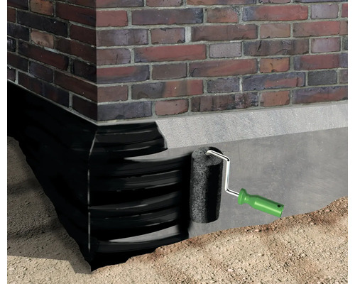 Etanșare exterioară a pereților cu folie cu crampoane și rolă de vopsea pe un perete de cărămidă