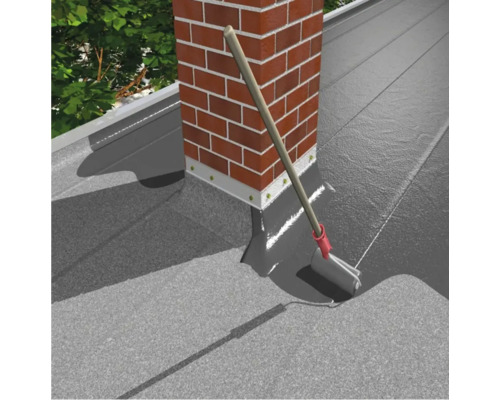 Hidroizolație de acoperiș aplicată cu trafalet de etanșare lângă un coș de fum