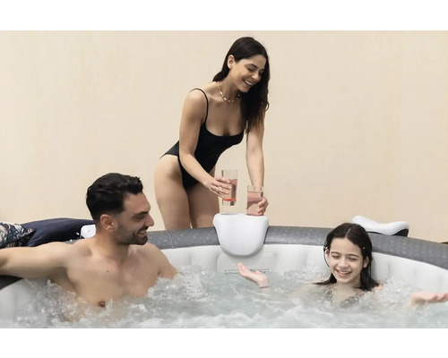 Familie se relaxează într-un jacuzzi gonflabil cu suport pentru pahare.