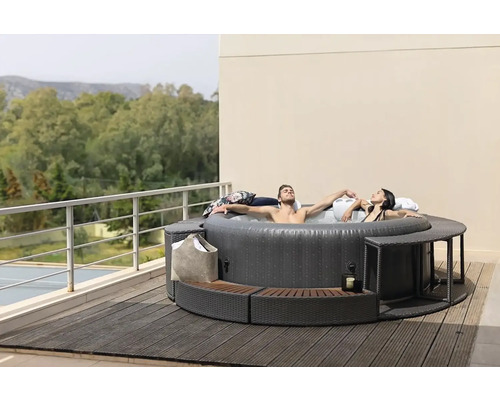 Cadă cu hidromasaj rotundă, gonflabilă, cu două persoane pe o terasă
