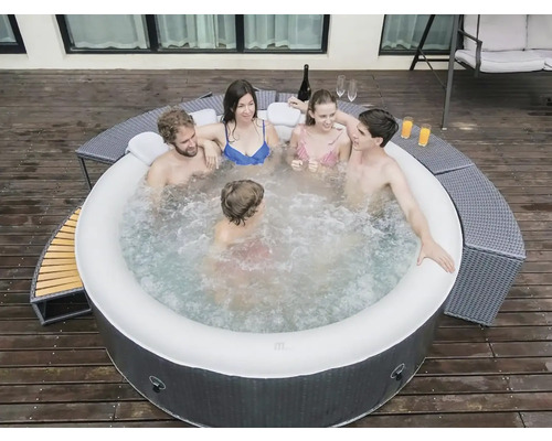 Jacuzzi gonflabil cu cinci persoane pe o terasă de lemn cu băuturi și locuri de ședere.