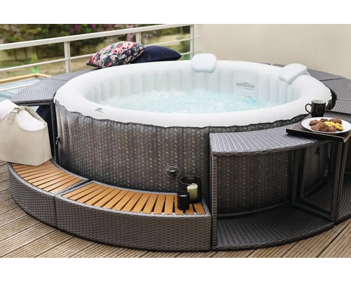 Jacuzzi gonflabil cu căptușeală și accesorii pe o terasă.