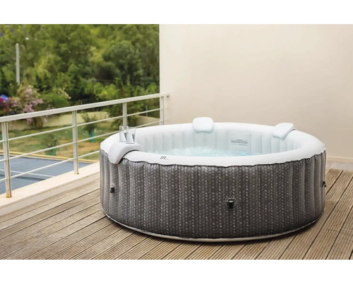 Jacuzzi gonflabil pe o terasă de lemn cu două pahare pe lateral