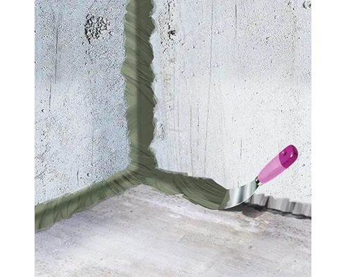 Etanșare perete cu chit de rosturi și spatulă