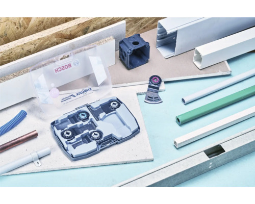 Diverse materiale de construcție, inclusiv o cutie de scule Bosch Starlock, cabluri, țevi și profile