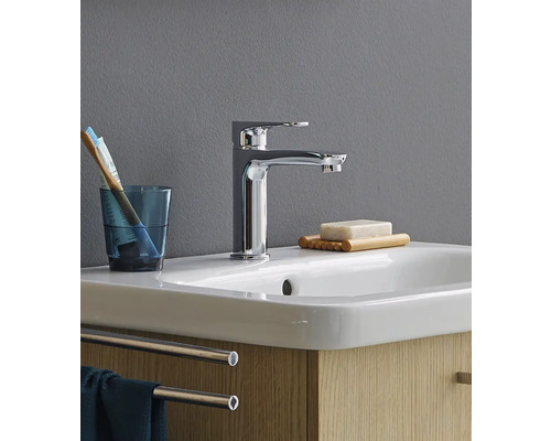 Chiuvetă de baie cu robinet, săpun și periuțe de dinți