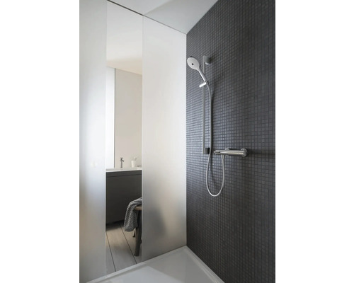 Baie cu duș, perete mozaic și chiuvetă