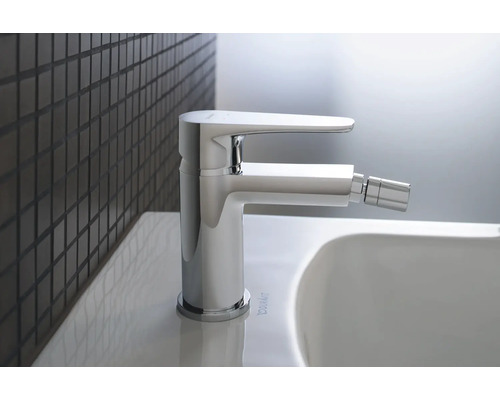 Baterie bideu din metal în baie