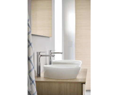 Baie cu două lavoare ceramice și robinete pe un dulap de bază din lemn