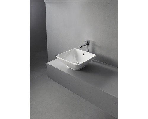 Chiuvetă ceramică cu robinet pe un raft