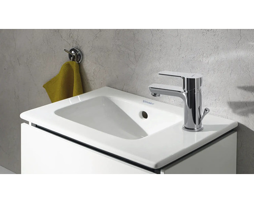 Chiuvetă albă cu robinet și suport pentru prosop