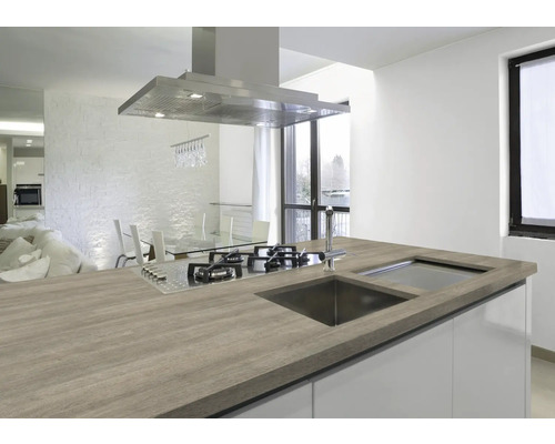 Insulă de bucătărie cu chiuvetă, plită și hotă extractoare într-o bucătărie modernă