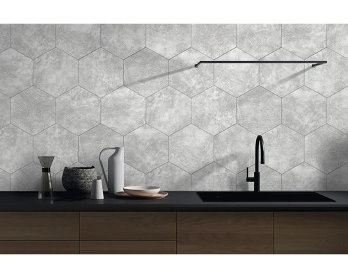 Scenă de bucătărie cu plăci de perete hexagonale, gri, cu aspect de lemn, deasupra unui corp de bucătărie