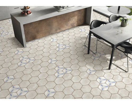 Plăci hexagonale cu decor într-o zonă de bucătărie.