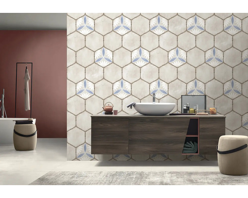 Baie cu lavoar, oglindă, taburet de baie și plăci de perete cu model hexagonal