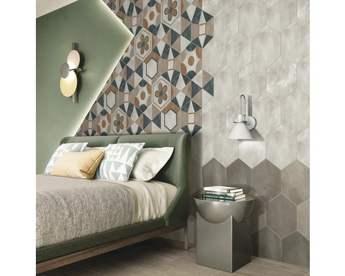 Dormitor cu pat și plăci de perete în modele geometrice și formă hexagonală.