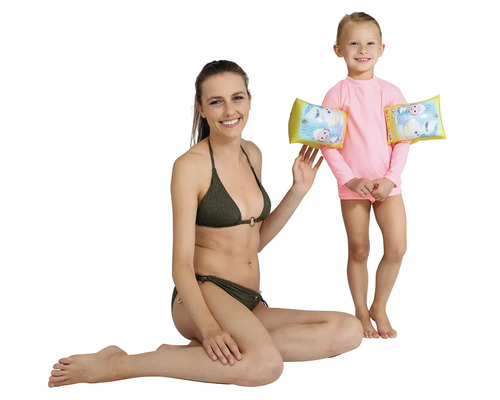 Femeie în bikini și copil cu aripioare de înot