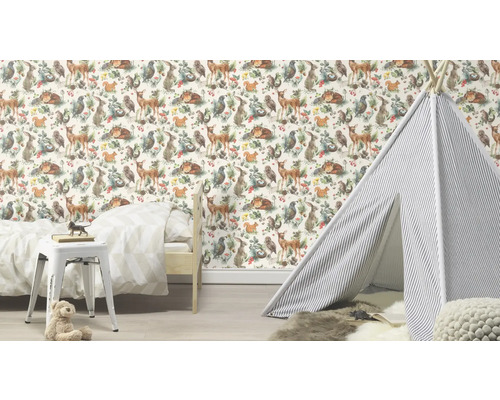 Cameră de copii cu tapet cu model de animale sălbatice, cort tipi și pat